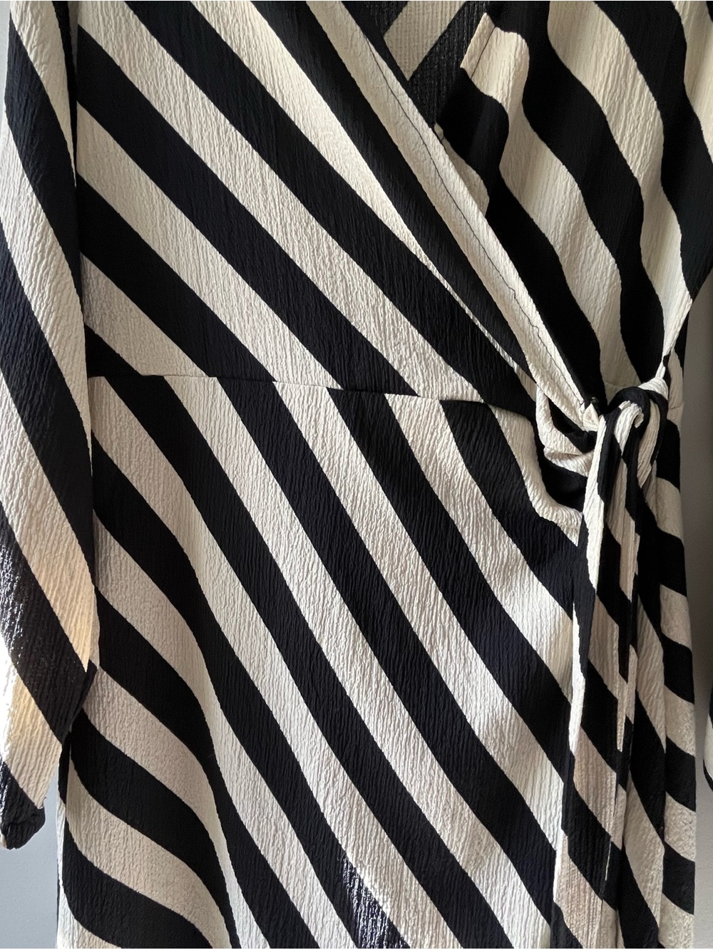 H&M Black and Cream Diagonal Wrap Midi Dress - Picture 5 of 8